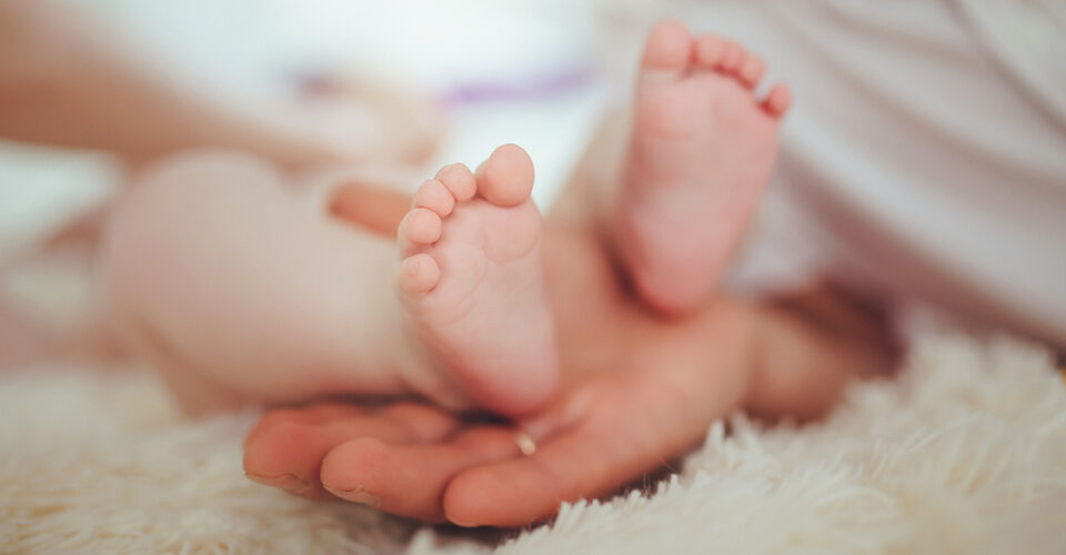 Kinderwunsch - Heilpraktikerin Kinderwunsch - Kinderwunsch – kleine Babyfüsse in großen Händen