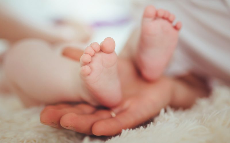 Kinderwunsch - Heilpraktikerin Kinderwunsch - Kinderwunsch – kleine Babyfüsse in großen Händen
